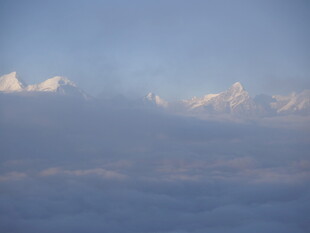 云端之上的壮丽雪山景观