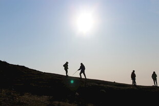 夕阳下的徒步者身影