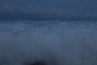 云海之上的朦胧天际