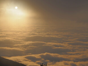高空之上的壮丽云海日出