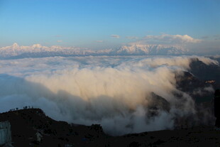 云海之上的壮丽山景