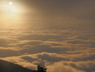 日出云海间的壮丽景致