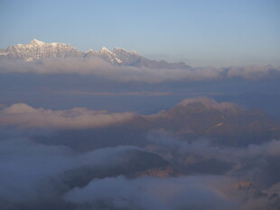 云海之上的壮丽山峦