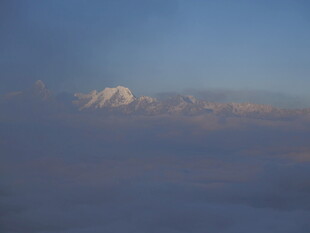 云端之上的壮美雪山