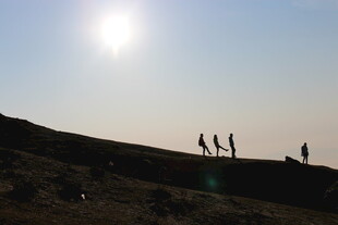 夕阳下的徒步者身影