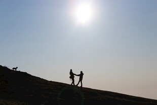 山顶上的两人剪影