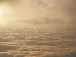 云端之上的金色日光