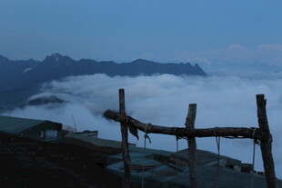 山间暮色中的简易木架