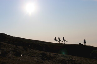 夕阳下的徒步者身影