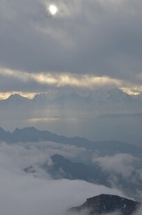 云海之上的壮丽山景