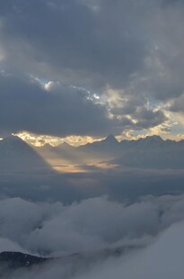 云海之上的壮丽霞光