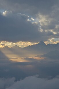 云海山间的壮丽日出景象