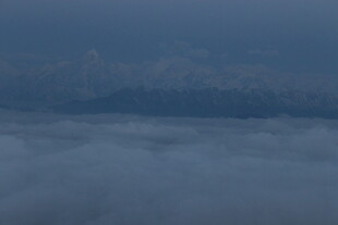 云海之上的朦胧景致