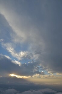 云海间的天空光影变幻