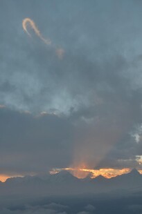 天空中奇异云彩与霞光美景