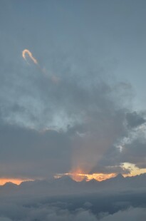 日出云海间的梦幻景象