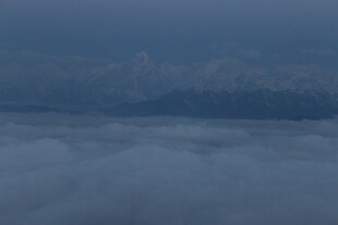 云海之上的朦胧景致