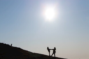 阳光下的山顶情侣身影