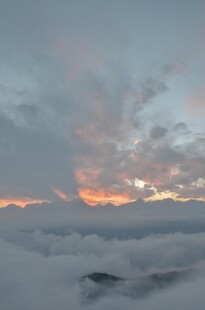 云海之上的绚烂日出