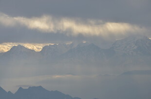 云雾缭绕的壮丽山景