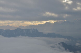 云海中的壮丽山峦景观