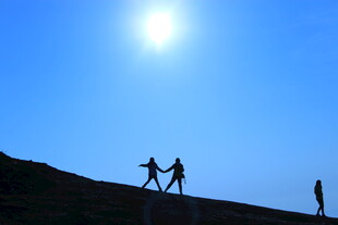 夕阳下的徒步者