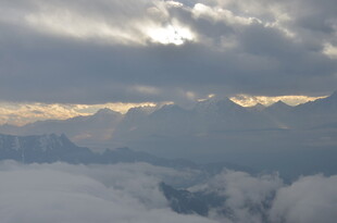 云海之上的壮丽天空景观