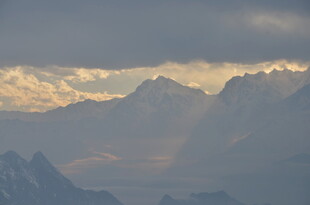 壮丽山景中的金色霞光