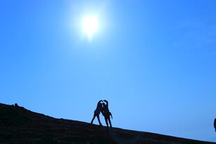 逆光下的登山者身影