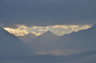 山间云海日出壮丽景观