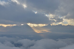 云海之上的梦幻天光