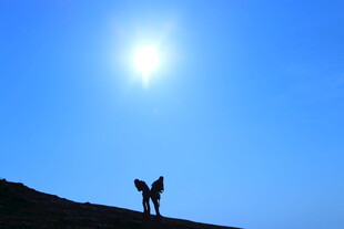 山顶上的两人剪影