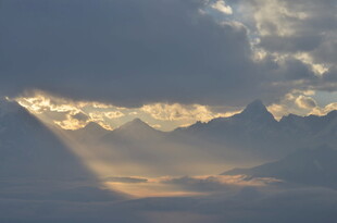 山间霞光穿透云层美景