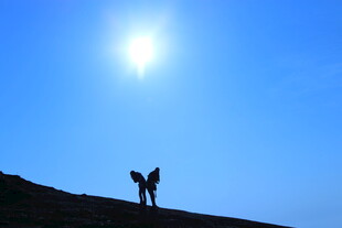 山顶上的两人剪影