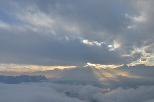 云海之上的梦幻天空景象