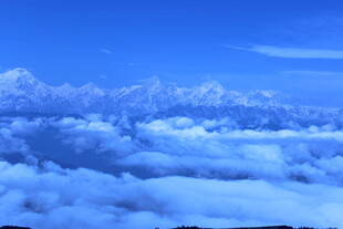云海之上的壮丽雪山景观