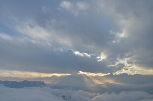 云海之上的绚烂天光