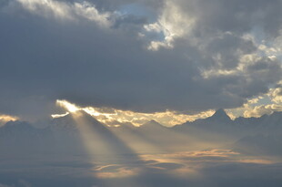 阳光穿透云层的壮丽景象