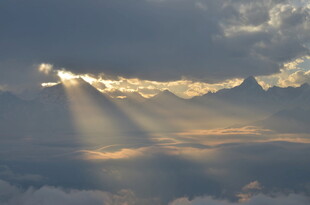 云海中穿透的金色阳光