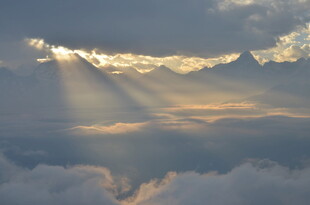 云海中穿透的金色光芒