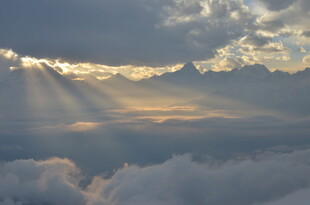 云海之上的绚烂霞光