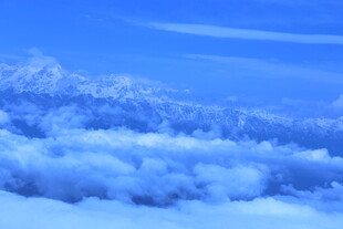 云海之上的壮丽蓝天