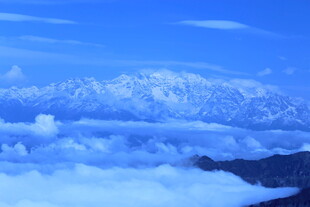 云海之上的壮丽雪山景观