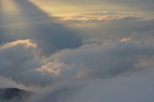 云端之上的绚烂阳光