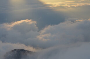 云海之上的梦幻光影