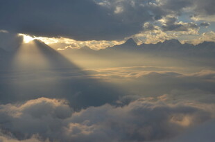 云海中的金色阳光穿透