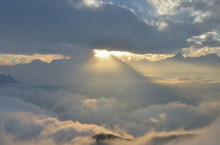 云海之上的绚烂日出