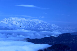 云海之上的壮丽雪山