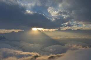云海之上的壮丽日出