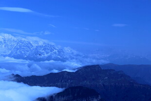 雪山云海壮丽自然景观